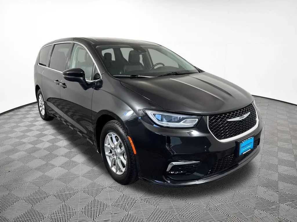 2023 Chrysler Pacifica Touring L photo 4