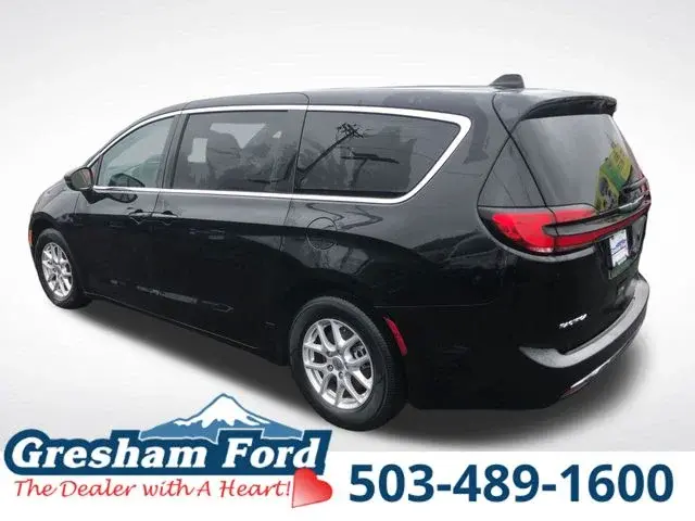 2023 Chrysler Pacifica Touring L photo 5