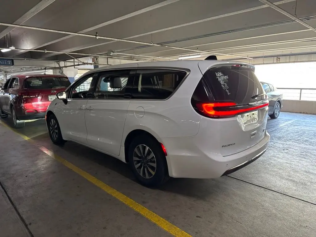2024 Chrysler Pacifica Hybrid PHEV Select photo 4