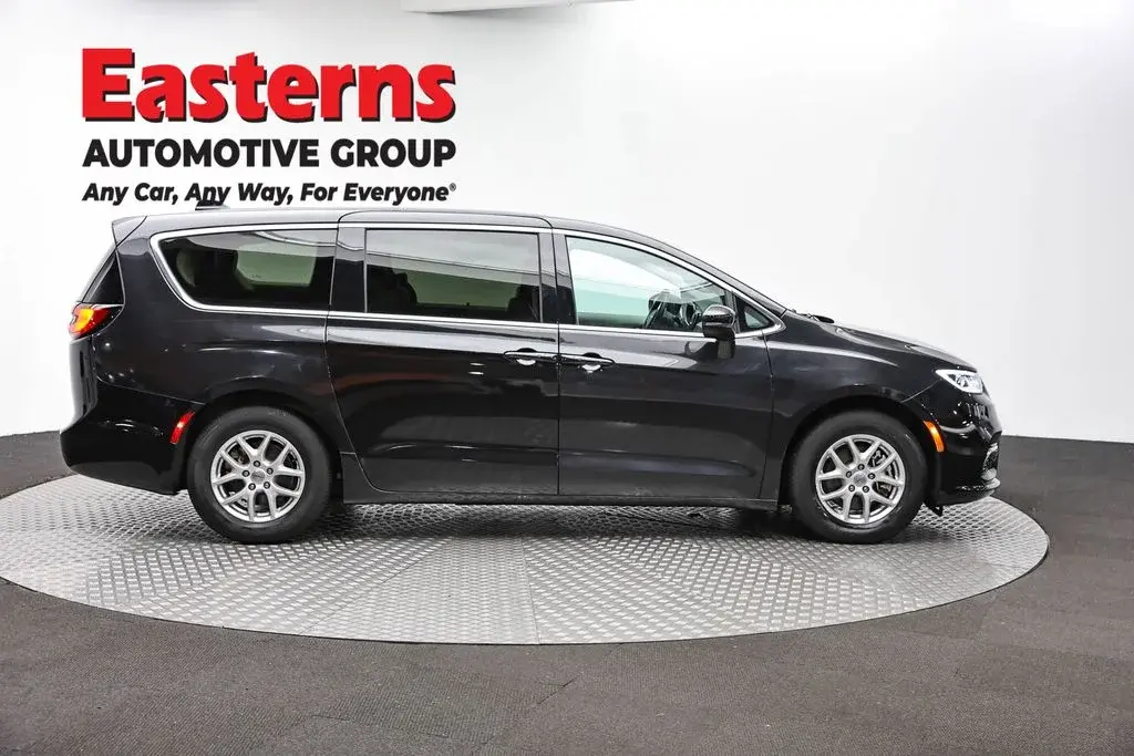 2023 Chrysler Pacifica Touring L photo 4