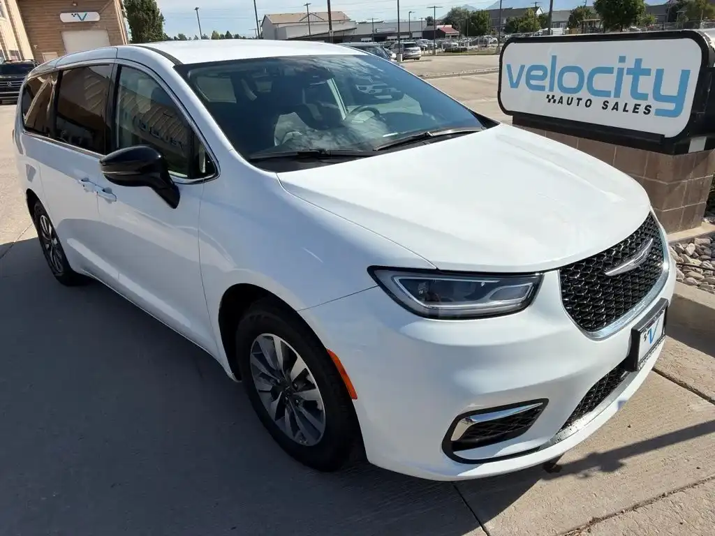 2024 Chrysler Pacifica Hybrid Select PHEV's photo