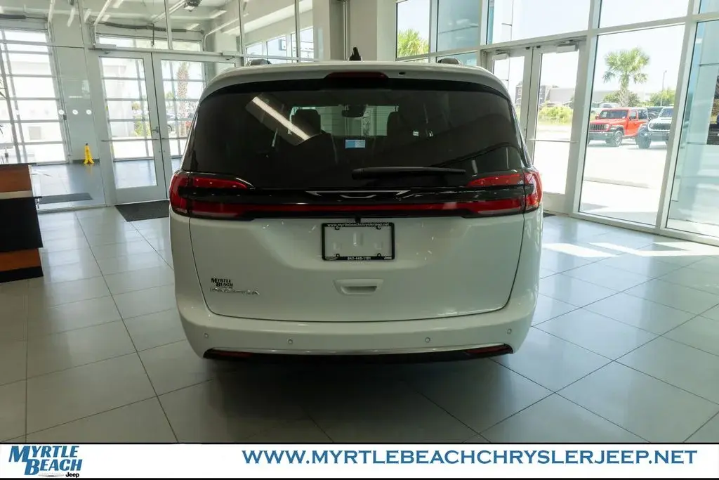 2027 Chrysler Pacifica Pinnacle photo 5
