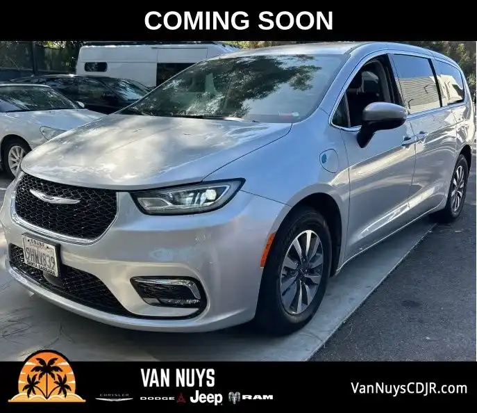 2023 Chrysler Pacifica Hybrid Touring L's photo