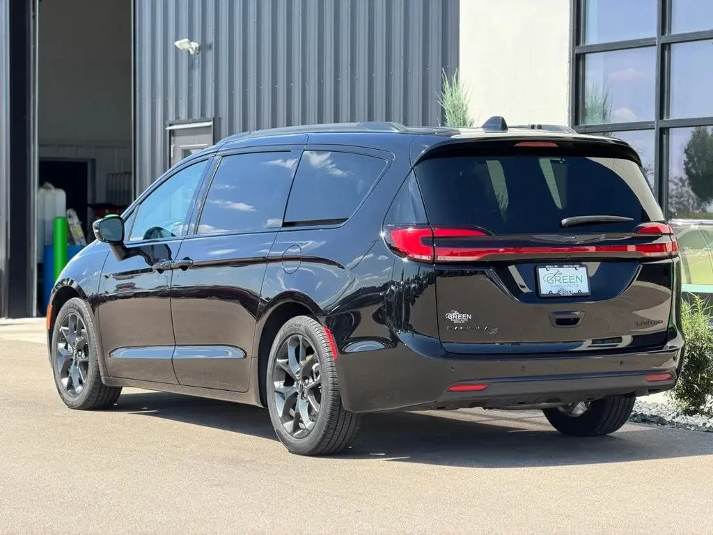 2025 Chrysler Pacifica Limited photo 3