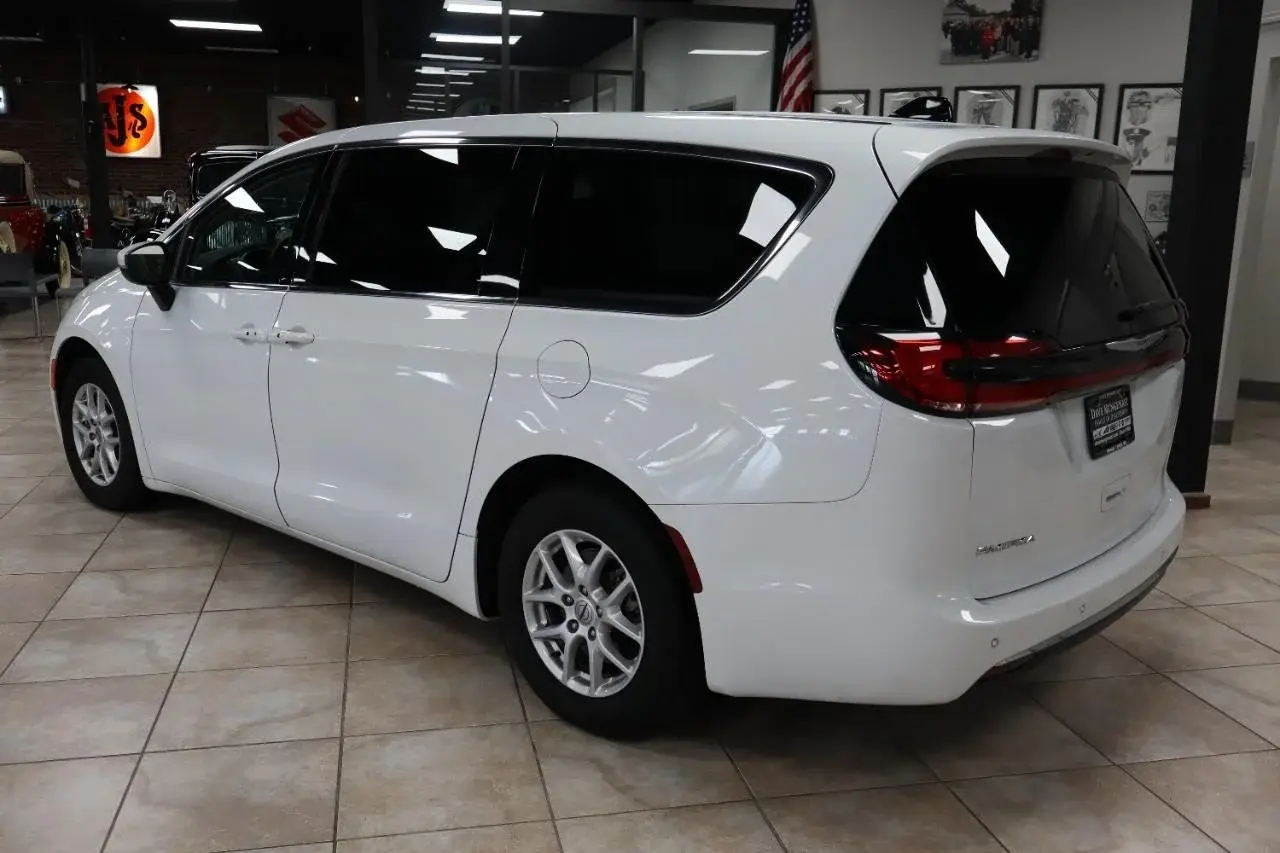 2023 Chrysler Pacifica Touring L photo 4