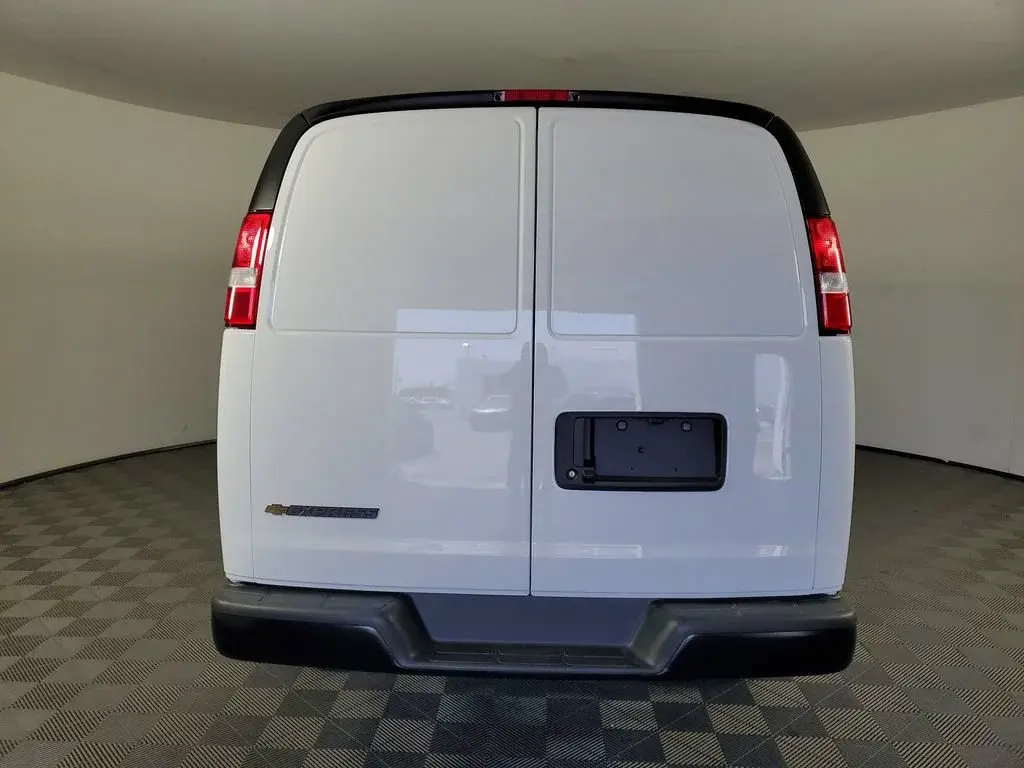 2026 Chevrolet Express 2500 Work Van HD photo 5