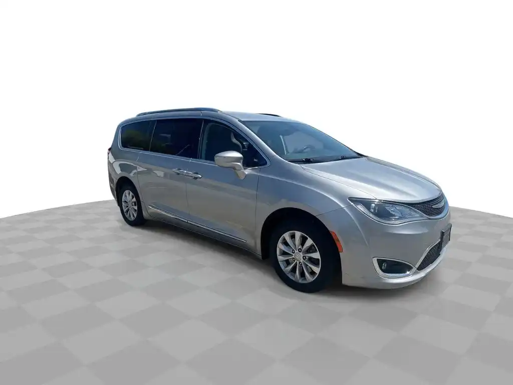2018 Chrysler Pacifica Touring L's photo