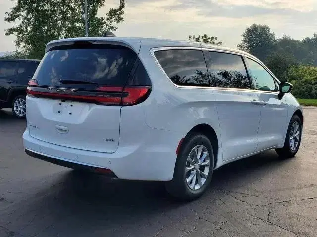 2027 Chrysler Pacifica Select AWD photo 3