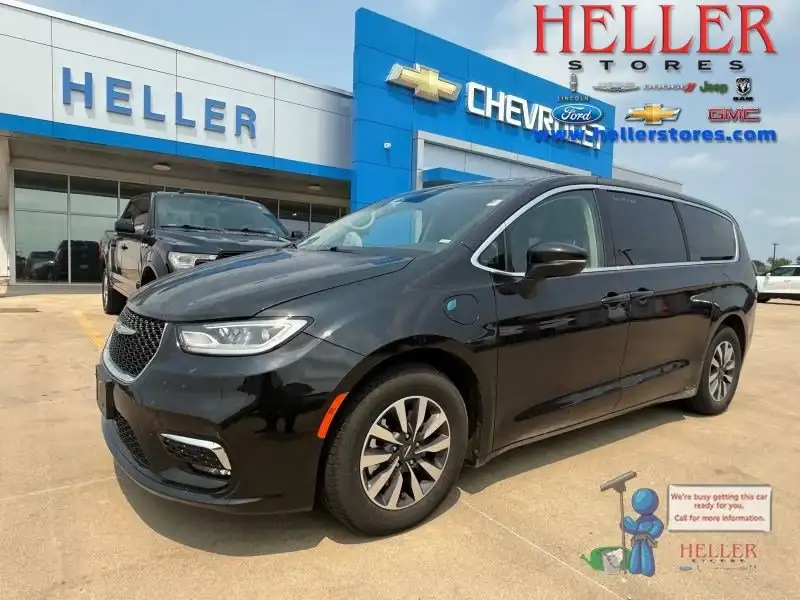 2023 Chrysler Pacifica Hybrid Touring L Hybrid's photo