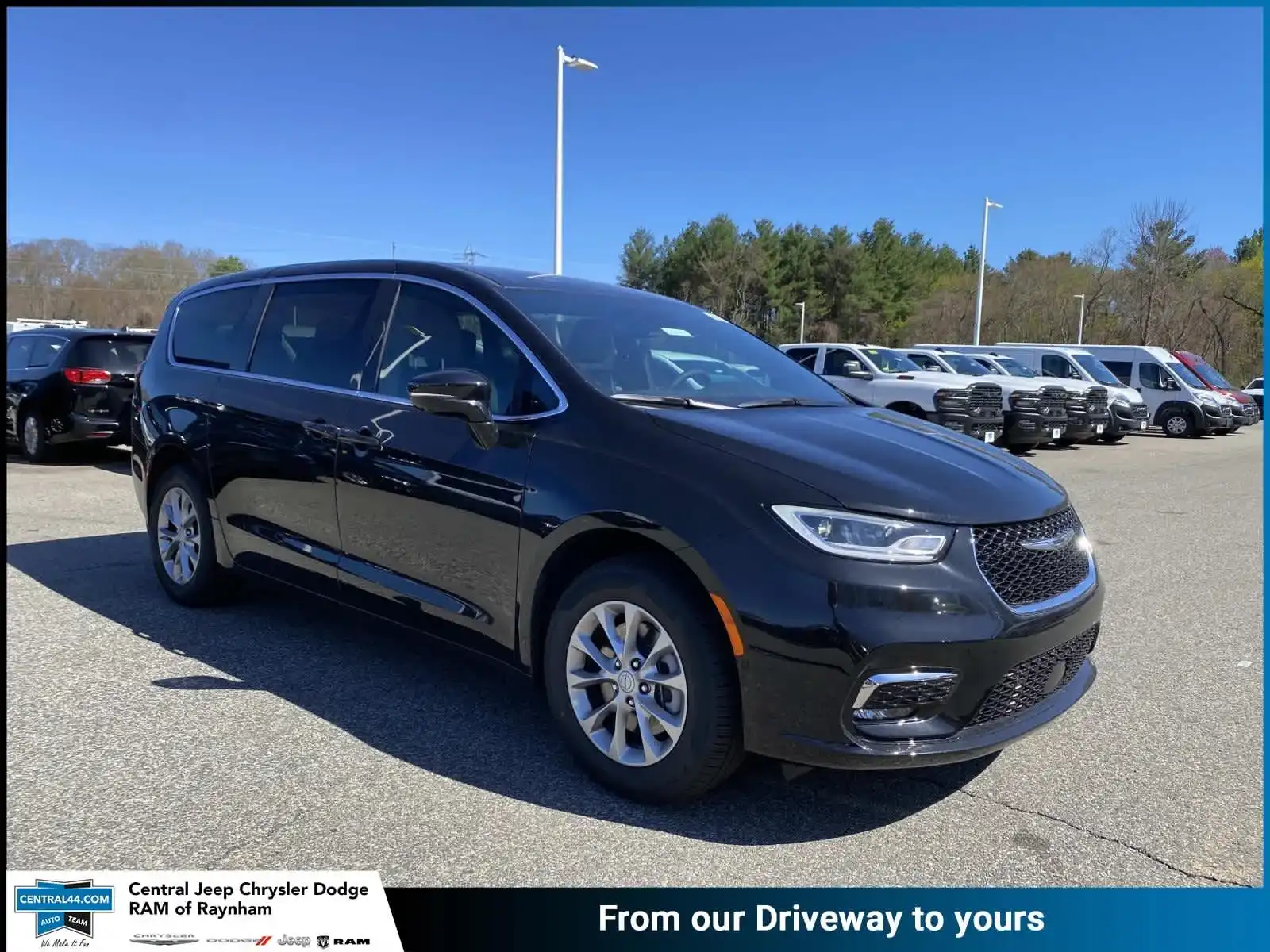 2026 Chrysler Pacifica Select AWD's photo