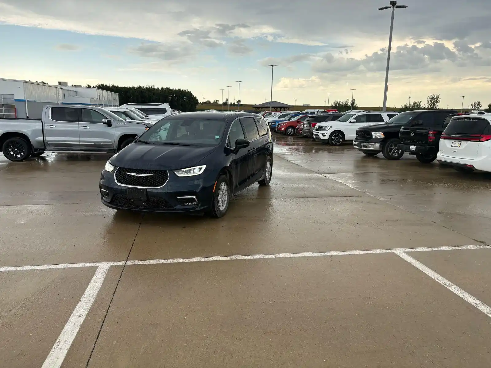 2024 Chrysler Pacifica Touring's photo