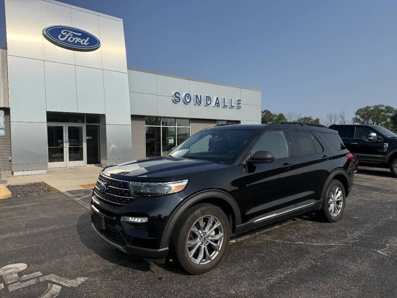 2020 Ford Explorer XLT 4WD photo 1