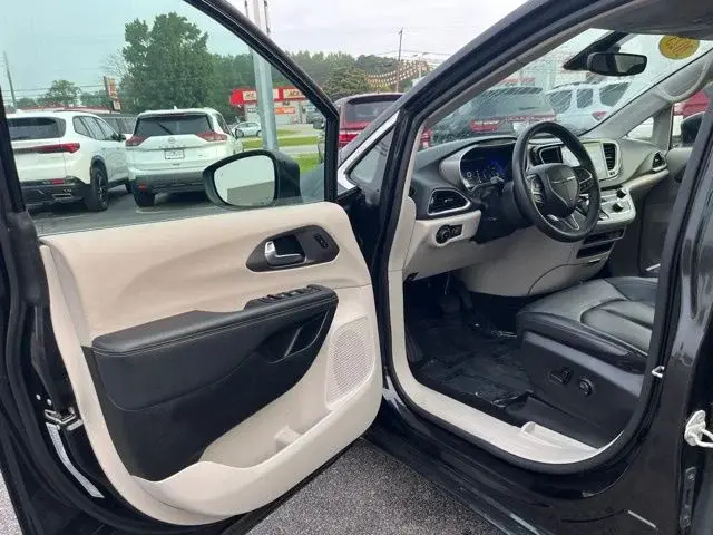 2023 Chrysler Pacifica Touring L photo 4