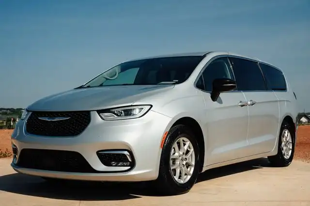 2024 Chrysler Pacifica Touring L's photo
