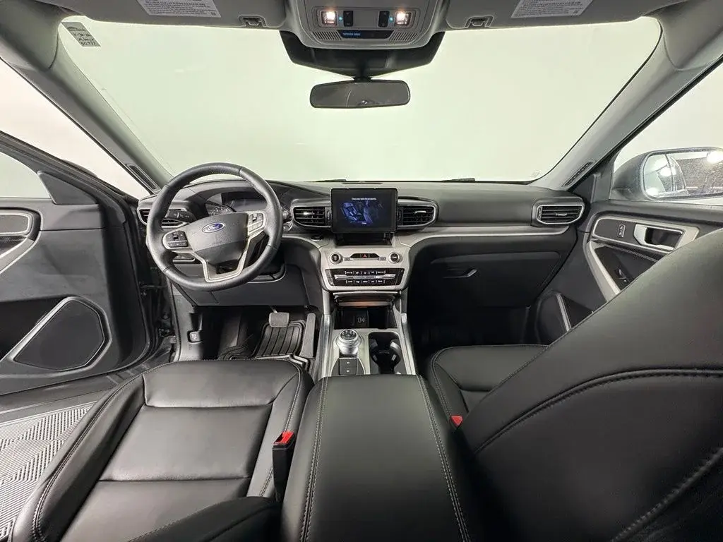 2024 Ford Explorer XLT 4WD photo 4