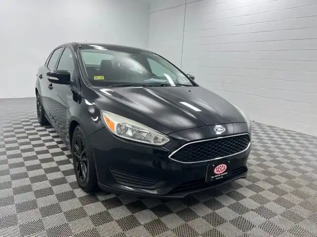 2017 Ford Focus Sedan SE's photo