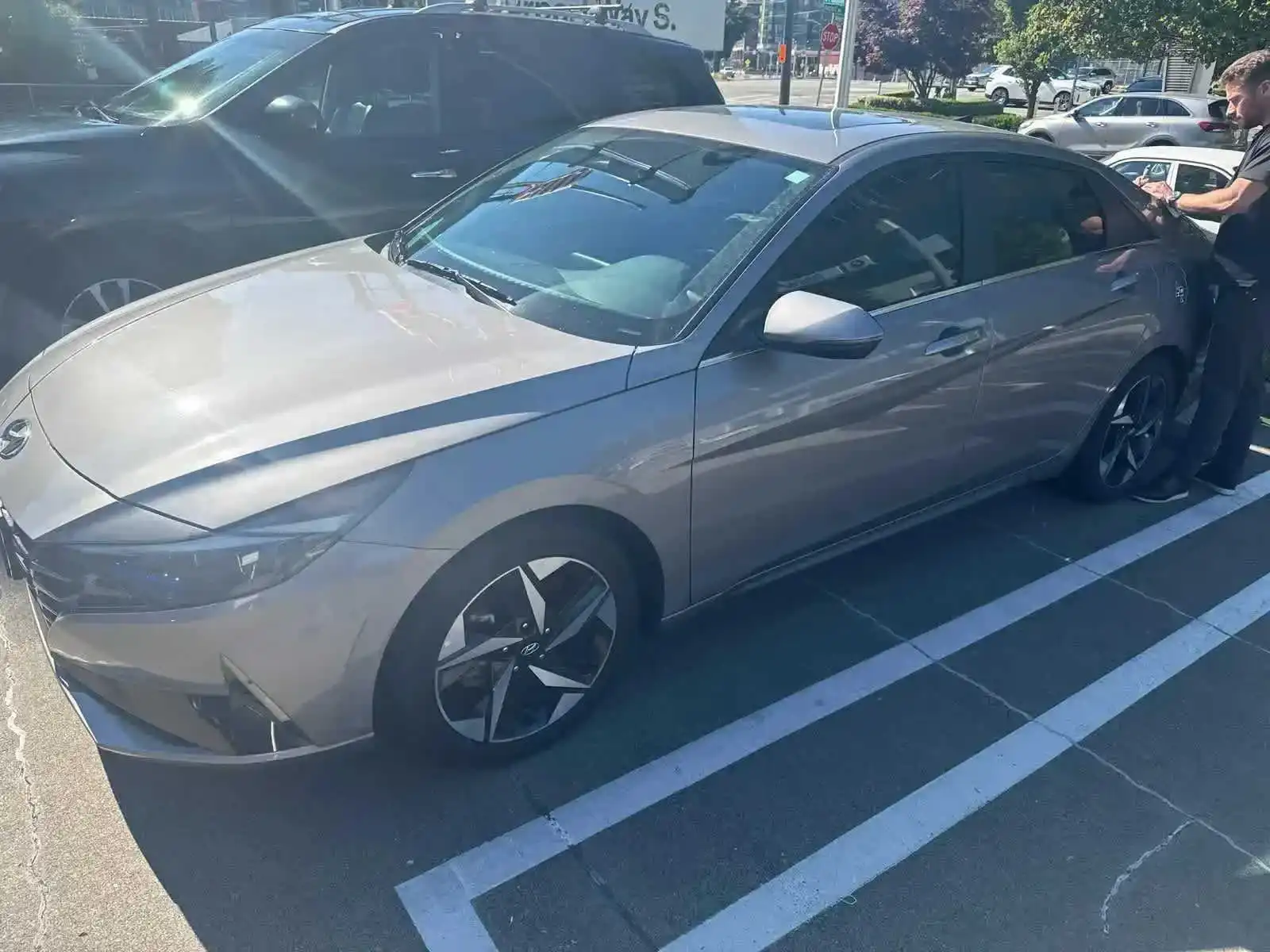 2022 Hyundai Elantra 1.6 HEV Limited DCT's photo