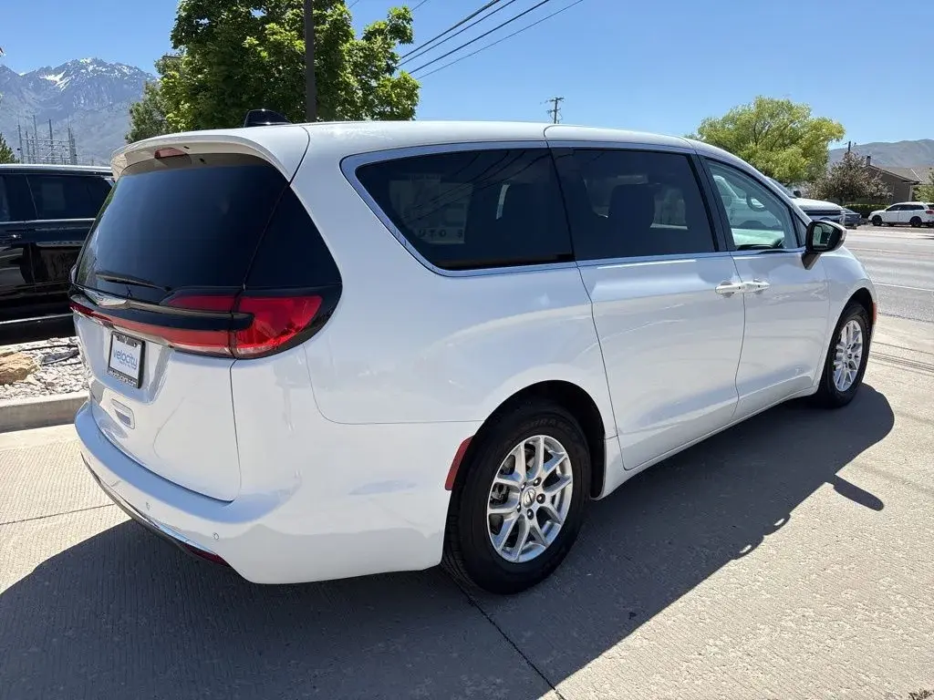 2023 Chrysler Pacifica Touring L photo 4