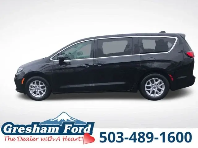 2023 Chrysler Pacifica Touring L photo 3
