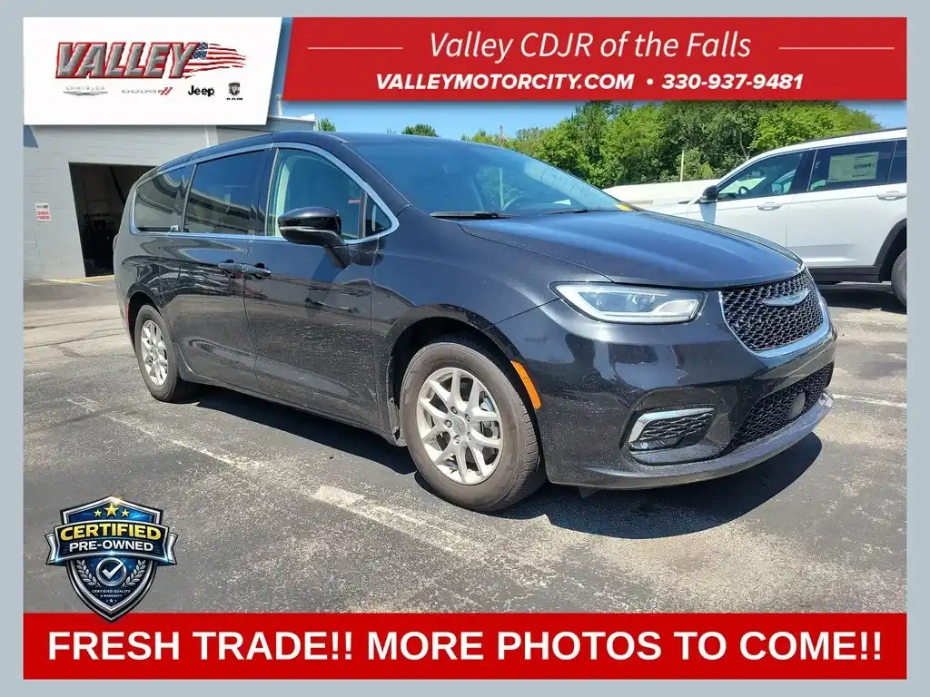 2023 Chrysler Pacifica Touring L's photo