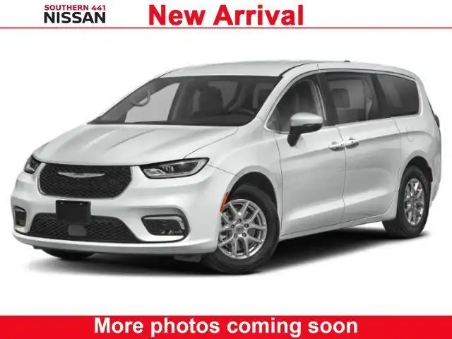 2023 Chrysler Pacifica Touring L's photo