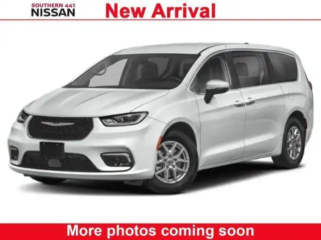 2023 Chrysler Pacifica Touring L's photo