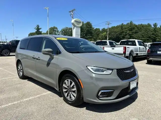 2022 Chrysler Pacifica Hybrid Touring L Hybrid's photo