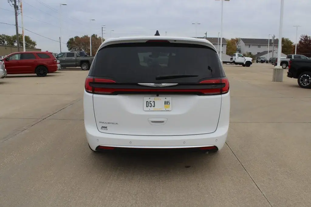 2026 Chrysler Pacifica Select photo 4