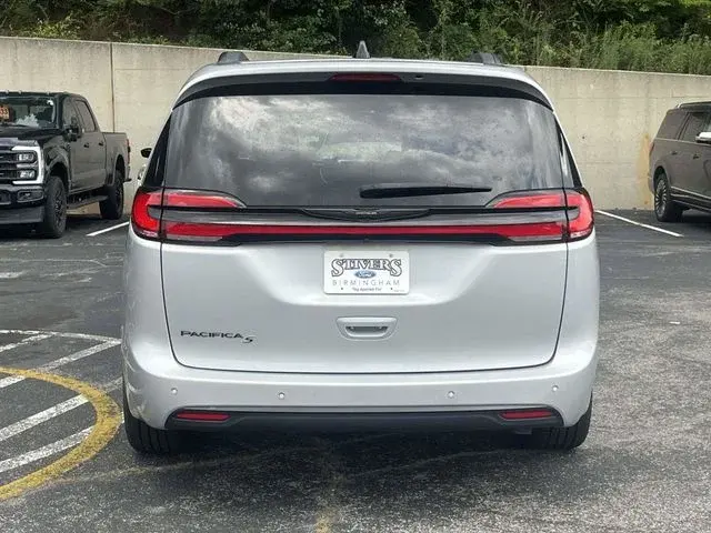 2024 Chrysler Pacifica Touring L photo 5