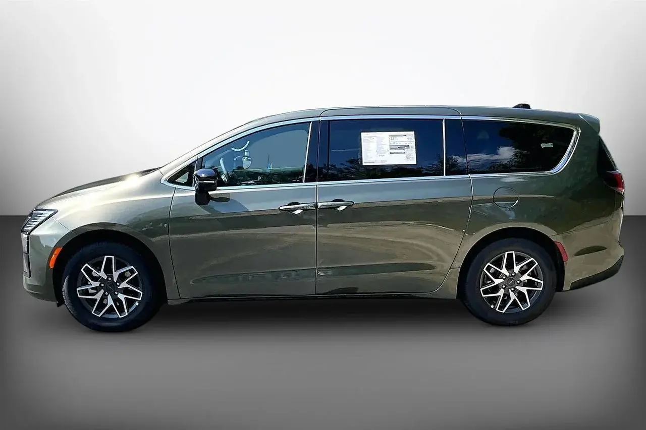 2027 Chrysler Pacifica Limited photo 5