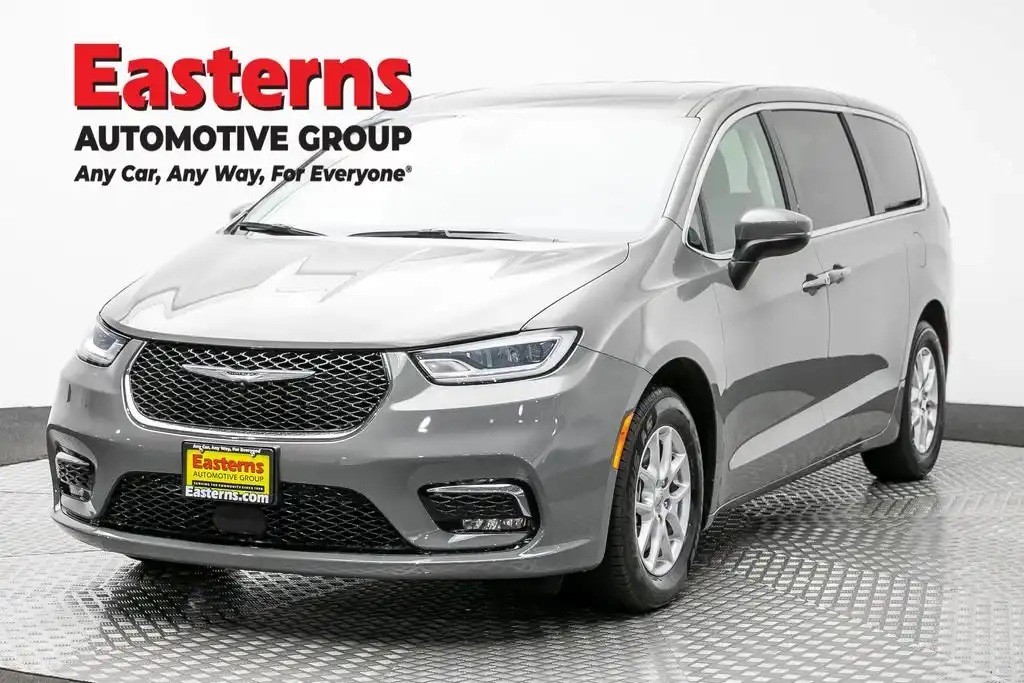 2023 Chrysler Pacifica Touring L's photo