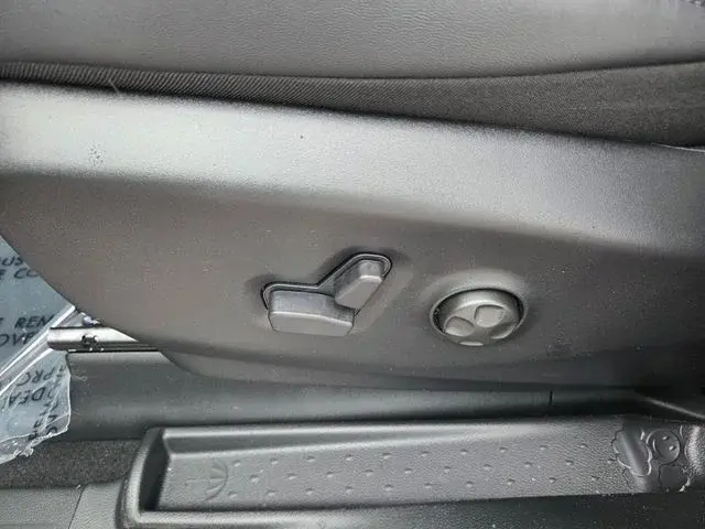 2027 Chrysler Pacifica Select photo 4