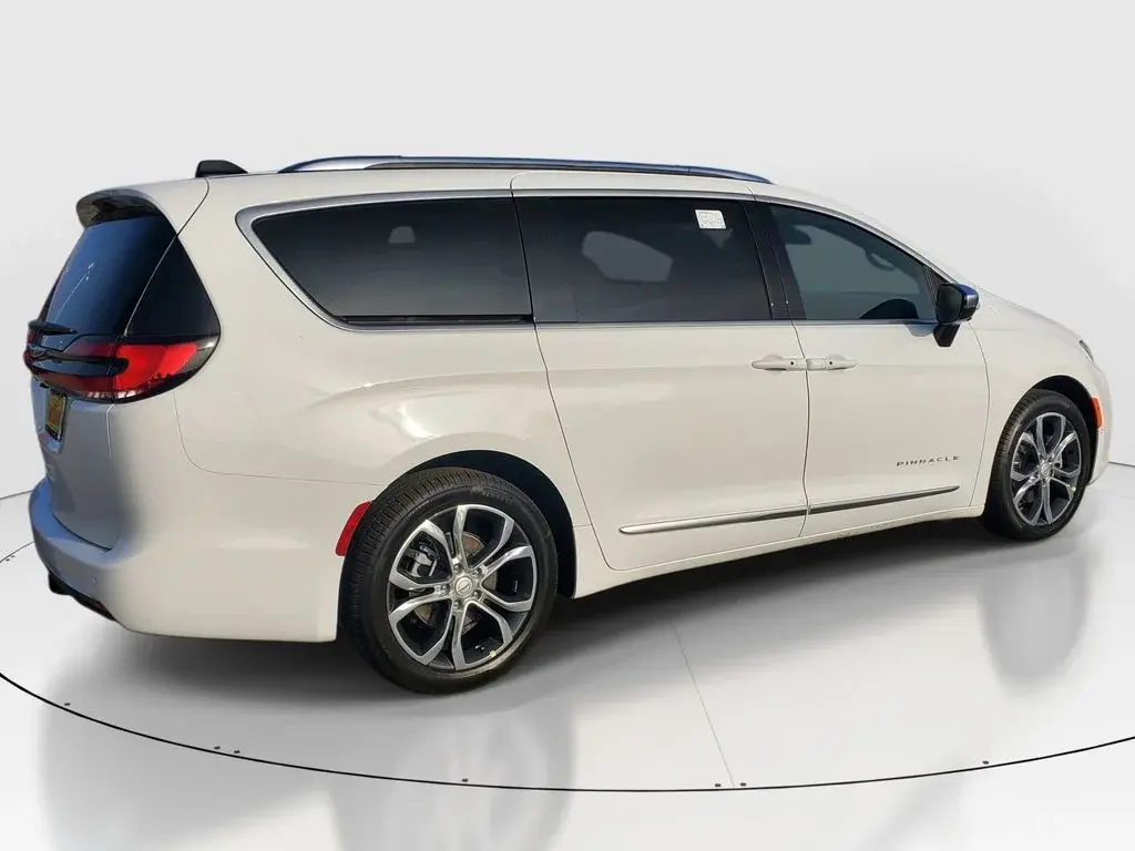 2026 Chrysler Pacifica Pinnacle photo 3