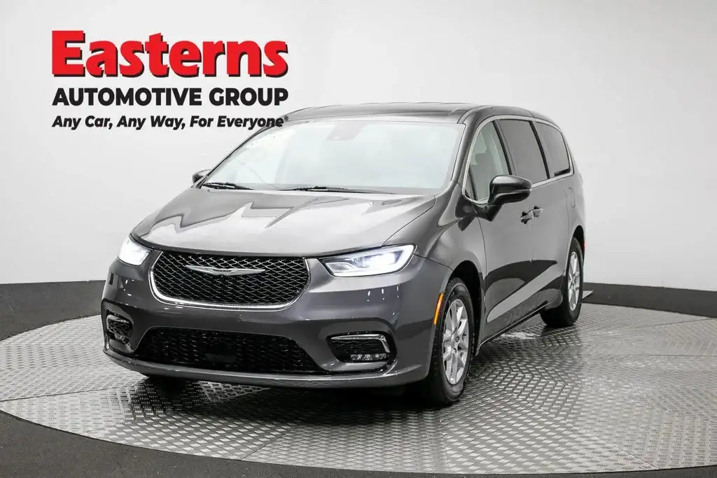 2023 Chrysler Pacifica Touring L's photo