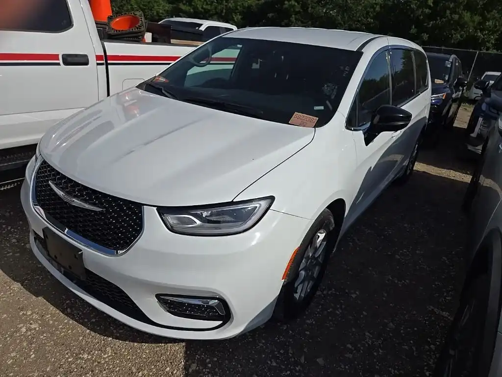 2026 Chrysler Pacifica Select's photo