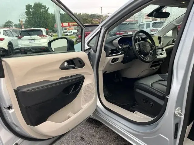 2023 Chrysler Pacifica Touring L photo 4