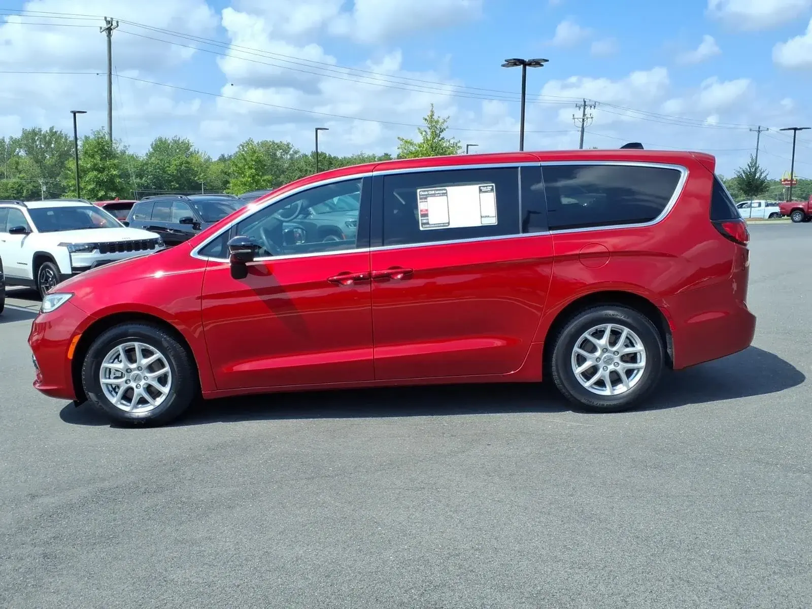 2025 Chrysler Pacifica Select photo 3