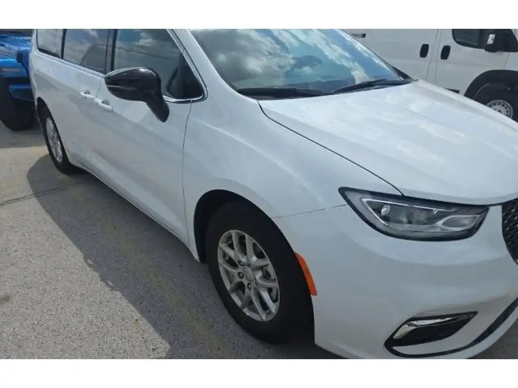 2026 Chrysler Pacifica Select's photo