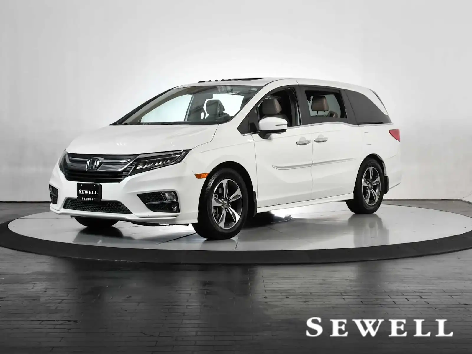 2019 Honda Odyssey Touring's photo