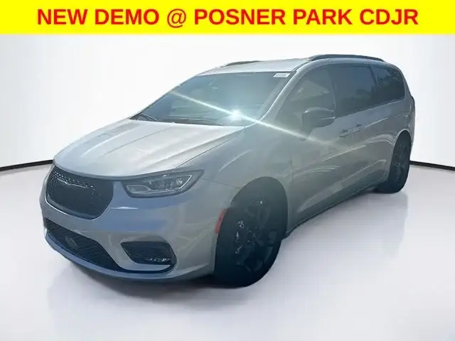 2026 Chrysler Pacifica Select photo 1