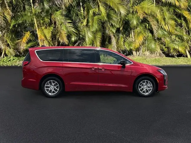 2027 Chrysler Pacifica Select photo 3