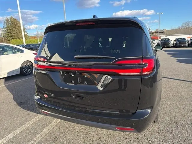 2026 Chrysler Pacifica Select photo 3