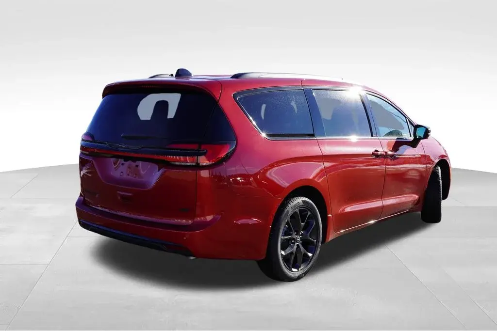 2026 Chrysler Pacifica Select AWD photo 3