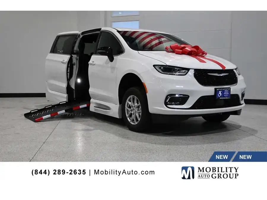 2024 Chrysler Pacifica Touring's photo