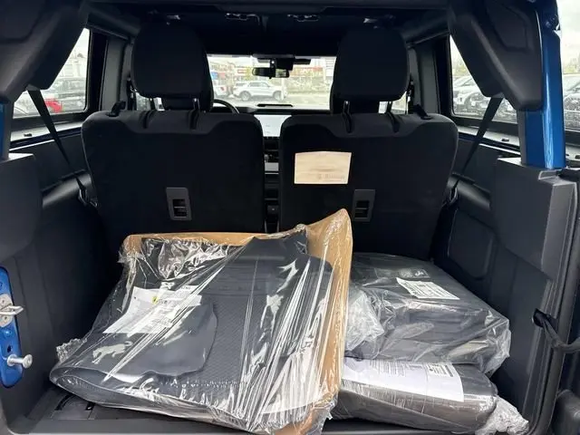 2025 Ford Bronco Base 4x4 photo 4