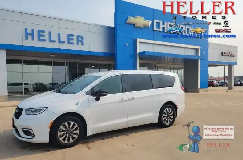 2024 Chrysler Pacifica Hybrid Select PHEV's photo