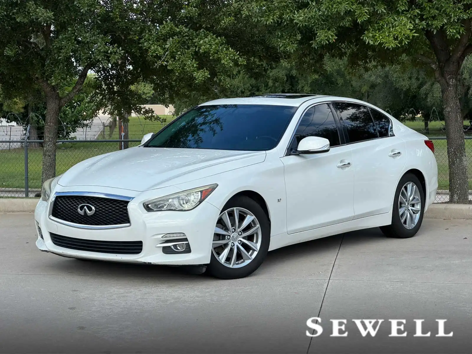 2015 INFINITI Q50 Premium's photo