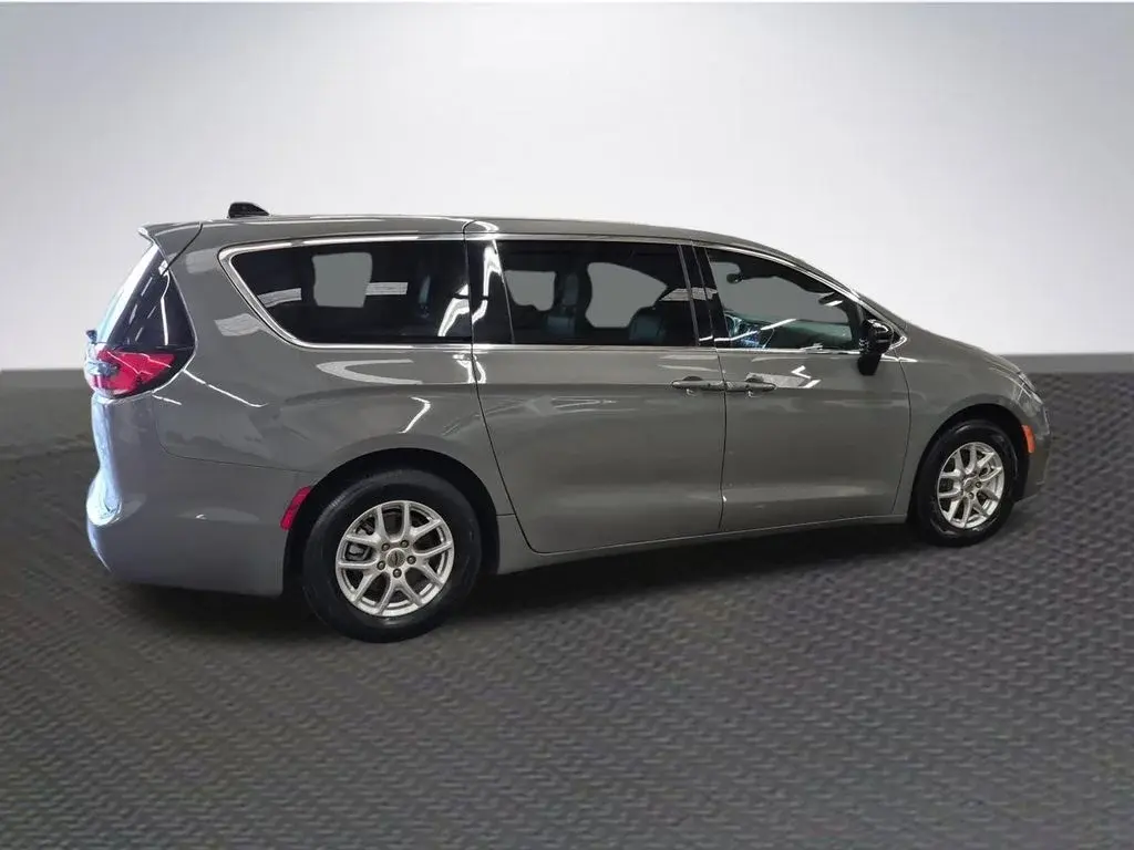 2025 Chrysler Pacifica Select photo 4