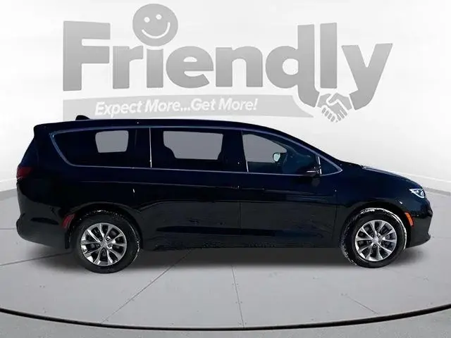 2026 Chrysler Pacifica Select AWD photo 4