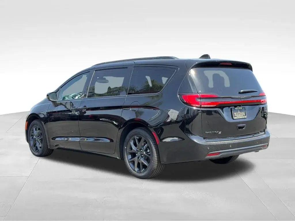 2026 Chrysler Pacifica Select photo 3
